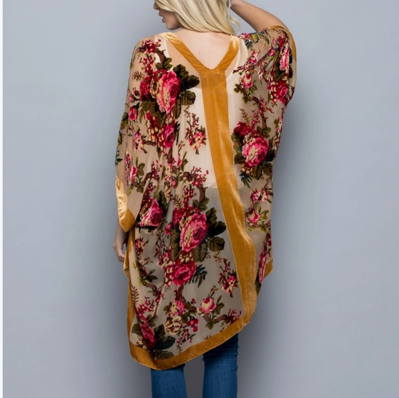 
            
                Load image into Gallery viewer, Vintage Rose Print Velvet Kimono
            
        